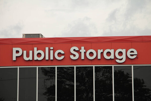 общественное хранилище в белой записи на оранжевом фоне с темными окнами, крупным планом