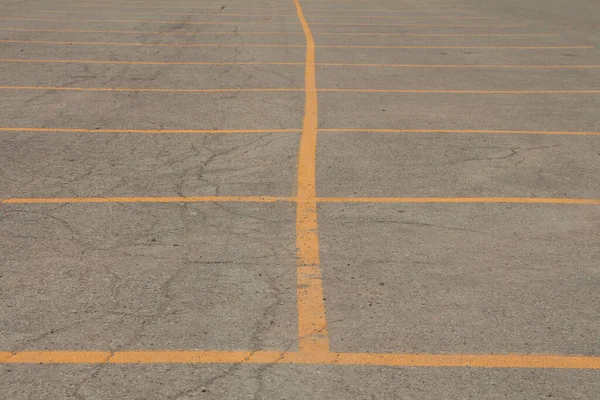 Two Connected Rows Empty Parking Spaces Parking Lot Marked Yellow — Stock Photo, Image