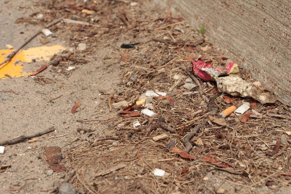 Stoep Stoeprand Parkeerplaats Met Sigarettenpeuken Oude Verpletterde Pop Blikje Waterfles — Stockfoto