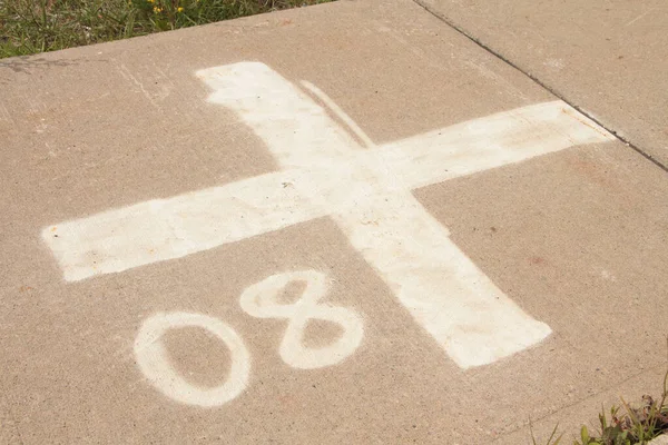 Cruz Branca Números Parte Inferior Esquerda Spray Cruz Pintado Pavimento — Fotografia de Stock