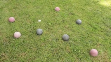 İtalyan oyun bocce, eski yıpranmış toplar, üç yeşil ve dört kırmızı top, orta atış.