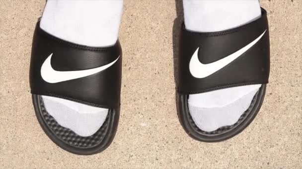 Paio Pantofole Nike Nere Con Logo Bianco Quadretti Indossato Calzini — Video Stock