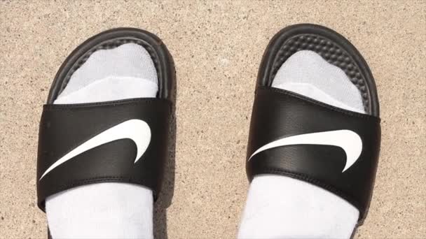Egy Pár Fekete Nike Papucs Fehér Jelölőjellel Fehér Szürke Zokni — Stock videók
