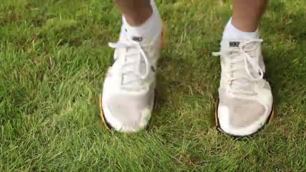 Branco Amarelo Preto Nike Sapatos Usados Pelo Adulto Masculino Exercitando — Vídeo de Stock