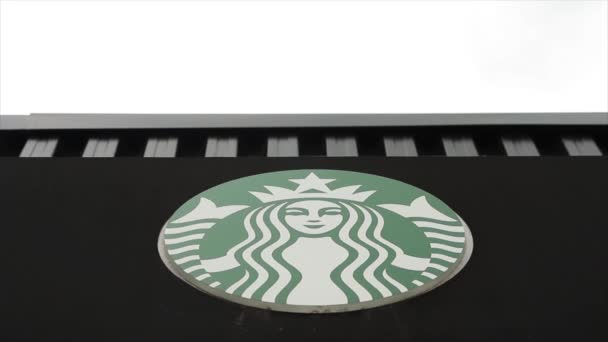 Starbucks Logosu Mağazanın Girişinde Arka Planda Gökyüzü Olan Alçak Açıyla — Stok video