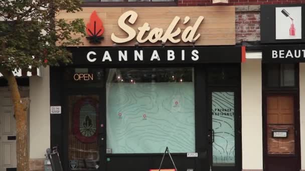 Entrada Principal Del Dispensario Tienda Cannabis Stokd Con Acera Frente — Vídeos de Stock