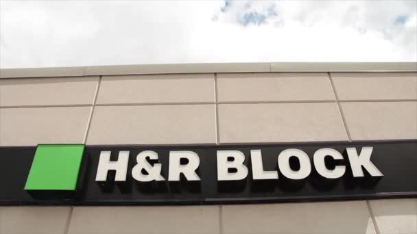 小商店正门上的H和R块标志 从低角度拍摄 背景为天空 — 图库视频影像