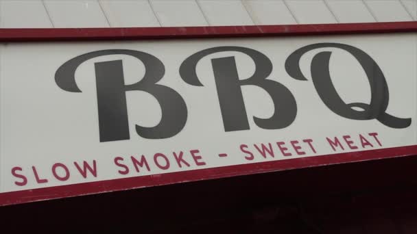 Bbq 遅い煙の甘い肉のキャプション テキスト 横の印 白い背景に黒および赤い書き込み — ストック動画