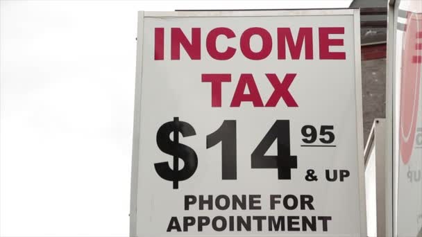 所得税 ドルと任命のための電話 垂直長方形の高い吊り下げサイン 赤と白い背景に黒で所得税の執筆と他のキャプション — ストック動画