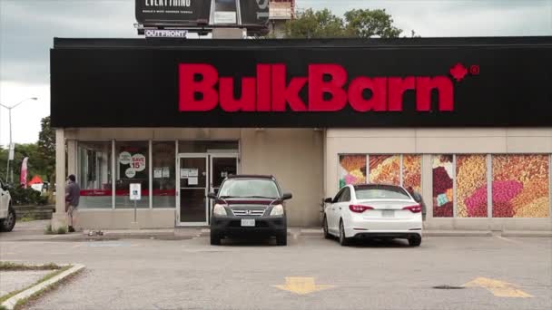 Bulk Barn Store Entrance Medium Shot Parking Lot Cars Parked — Stock Video
