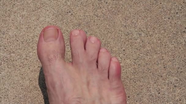 成年男子在人行道上的长第二趾和中第三趾之间的结合力 — 图库视频影像