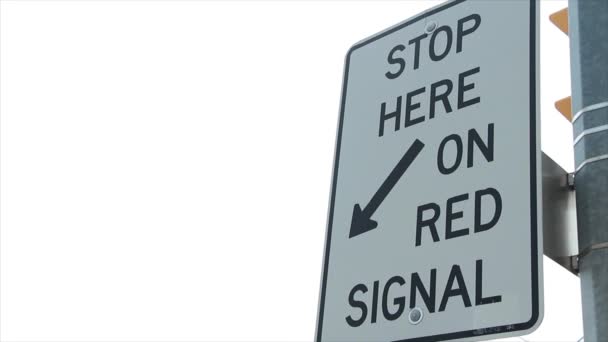 Зупиніться Тут Підписі Червоного Світла Пишучи Текст Металевий Знак Чорні — стокове відео