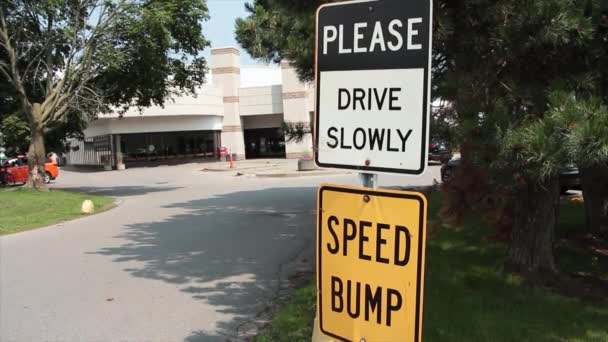 Παρακαλώ Οδηγήστε Αργά Μεταλλικό Ορθογώνιο Σημάδι Και Την Ταχύτητα Χτύπημα — Αρχείο Βίντεο