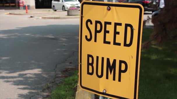 Speed Bump Bildunterschrift Text Schreiben Rechteck Metallschild Mit Eltern Und — Stockvideo