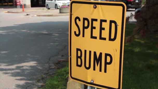 Hastighet Bump Bildtext Skriva Rektangel Metall Tecken Med Fortfarande Parkeringsplats — Stockvideo