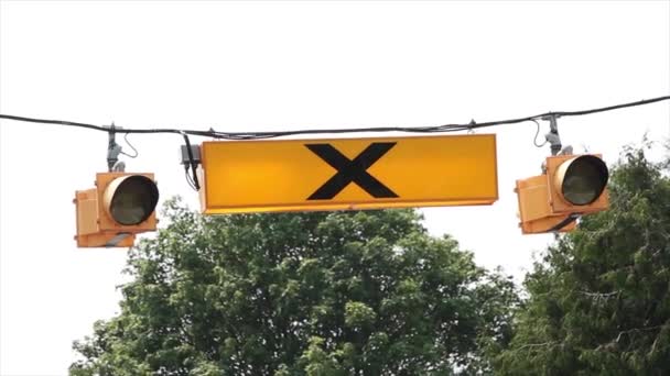 Над Головой Висит Пешеходный Переход Светло Желтый Знак Огнями Горит — стоковое видео