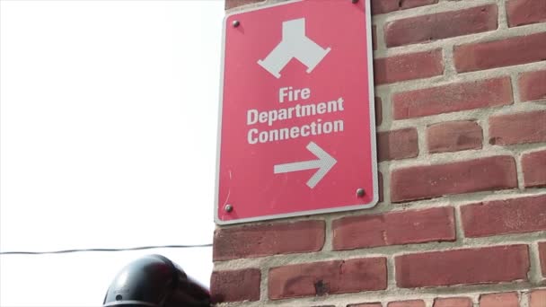 Bildunterschrift Feuerwehr Verbindungstext Auf Roter Ziegelwand Mit Wasserleitung Und Stromkabel — Stockvideo