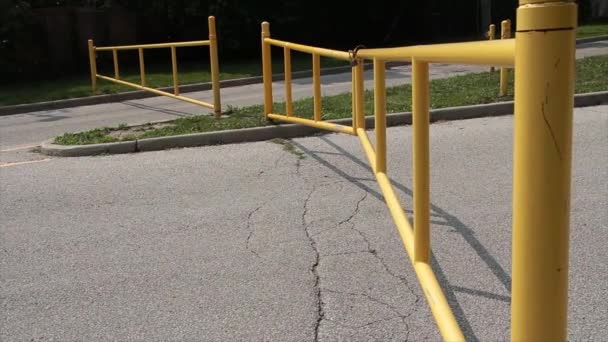 노란색 주차장 입구와 사이에 주차장에 들어가는 중지하기 — 비디오