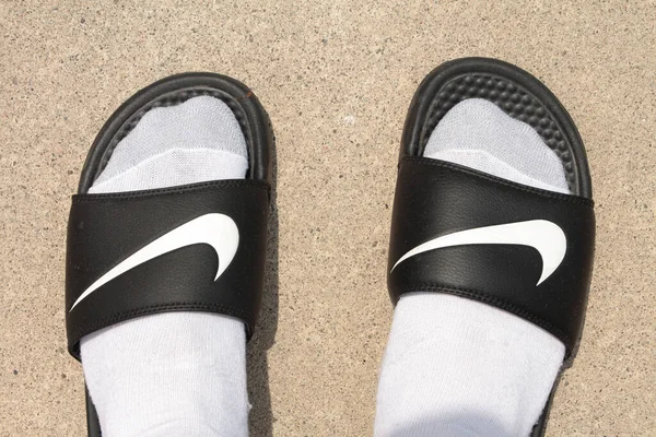 Par Zapatillas Nike Negras Con Logotipo Marca Verificación Blanca Usado —  Fotos de Stock