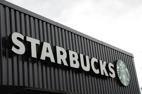 Starbucks Logo Podpis Tekst Pisanie Znak Przednim Wejściu Sklepu Strzał — Zdjęcie stockowe