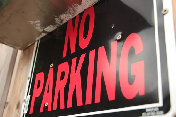 Nincs Parkolás Vízszintes Téglalap Jel Rögzítve Kerítés Színű Piros Nagybetűkkel — Stock Fotó