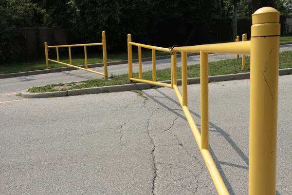 Fechado Amarelo Portões Estacionamento Entrada Saída Para Impedir Que Carros — Fotografia de Stock