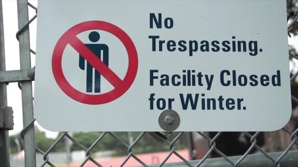 禁止入内的设施均未关闭供冬季标志使用 并附有被划掉的人面对着一个装有锁的银钻栅栏门和后面有一个室外设施的图解 — 图库视频影像