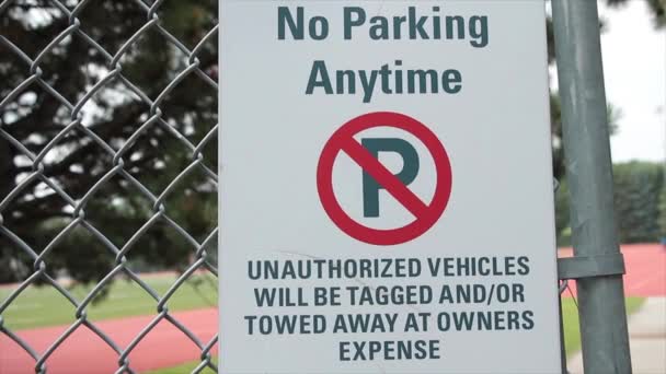 Kein Parken Jeder Zeit Unberechtigte Fahrzeuge Markiert Und Oder Abgeschleppt — Stockvideo