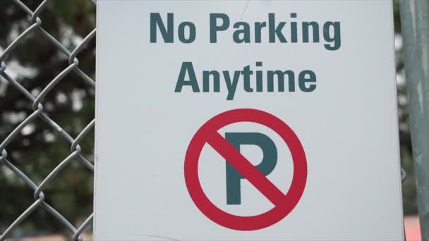 Kein Parken Jederzeit Schild Mit Kapital Durchgestrichen Auf Zaun Nahaufnahme — Stockvideo