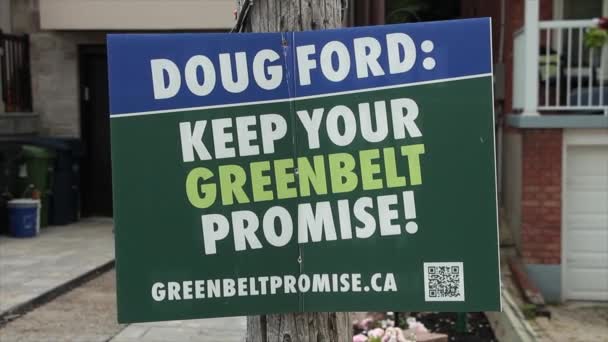 Doug Ford Mantener Signo Promesa Cinturón Verde Poste Madera Frente — Vídeos de Stock