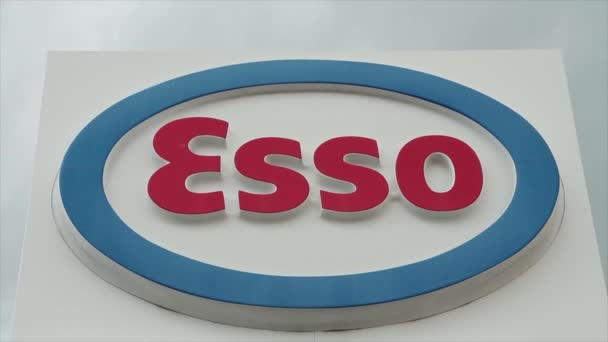 Esso Bensinstation Logotyp Esso Bensinstation Ovanpå Pris Tecken Blå Oval — Stockvideo