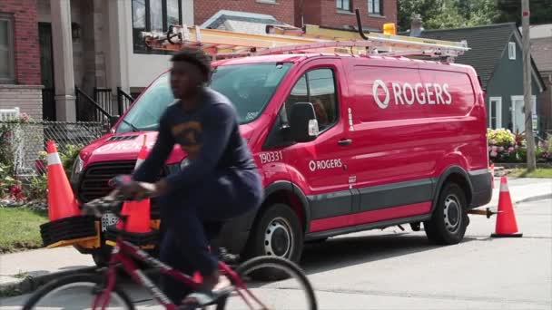 Rogers Καλώδιο Internet Κόκκινο Φορτηγό Εργασίας Σταθμευμένο Στην Πλευρά Του — Αρχείο Βίντεο