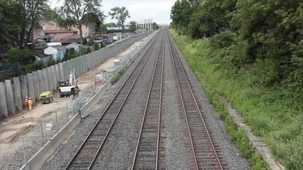 Пустые Железнодорожные Пути Проездом Поезда Строительной Техникой Слева Работе Выполнение — стоковое видео
