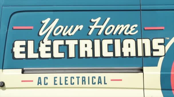 Ваши Домашние Электрики Электрические Подписи Писать Текст Напечатанный Стороне Рабочего — стоковое видео