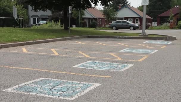 Чотири Позначені Порожні Місця Паркування Парковці Автомобілями Проходять Дорозі Позаду — стокове відео