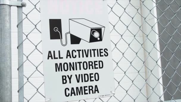 所有活动均以数码相机白色长方形标志和黑色印刷品进行监控 并以彩色菱形栅栏显示数码相机的图片 — 图库视频影像