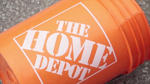 Het Logo Van Het Huis Depot Oranje Gebarsten Emmer Wit — Stockvideo