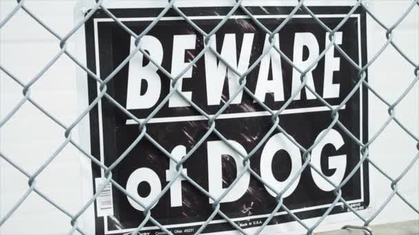 Cuidado Con Signo Rectángulo Blanco Negro Del Perro Contra Valla — Vídeos de Stock