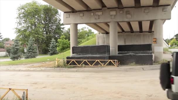 Pod Dużym Mostem Przejście Podziemne Samochodu Robi Skręcić Pod Spodem — Wideo stockowe