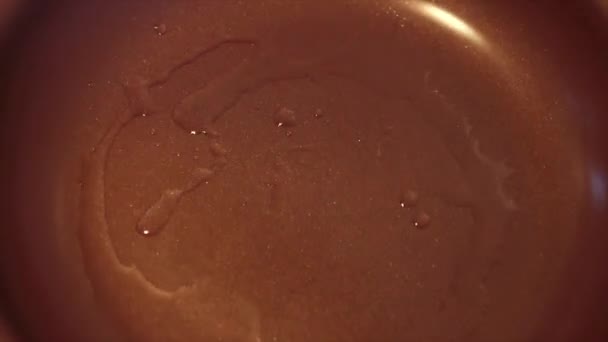 Розмір Кокосової Олії Бронзовій Латунній Несиметричній Сковороді Людиною Робить Сковороду — стокове відео