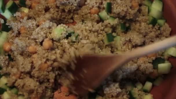 Quinoa Pepino Sendo Fritos Óleo Coco Latão Bronze Panela Antiaderente — Vídeo de Stock