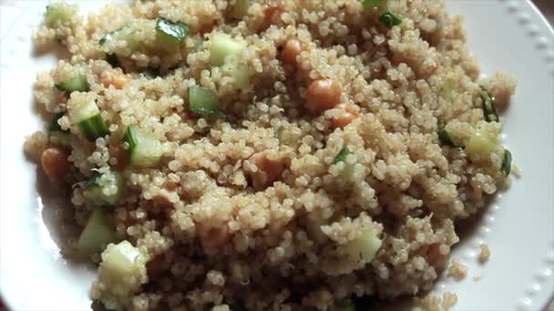 Fluffig Vit Quinoa Skål Med Gurkor Och Kikärter Vit Skål — Stockvideo