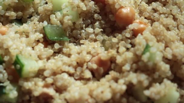 Pluizige Witte Quinoa Kom Met Komkommers Kikkererwten Close — Stockvideo