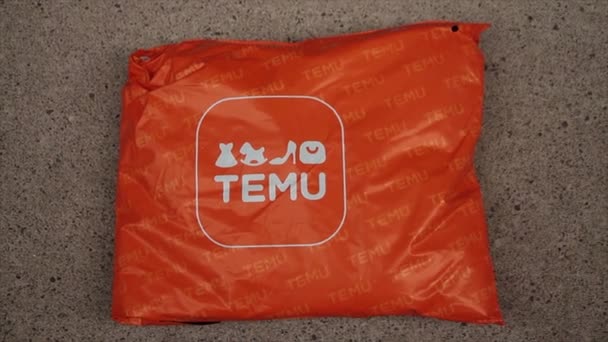 Paquet Sac Rectangle Orange Temu Avec Logo Sur Elle Couché — Video