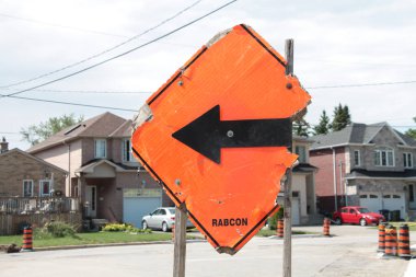 Kırık turuncu elmas dövülmüş. Arka planda siyah ok ve sokağın solunu işaret ediyor.