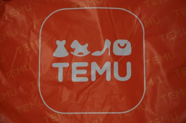 Üzerinde logo olan temu turuncu çanta paketi, ortadaki çerçeveyi kapat.