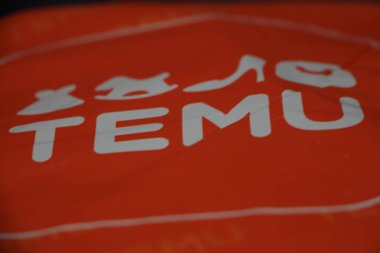 Üzerinde logo olan temu turuncu çanta paketi, açıyı yaklaştır.