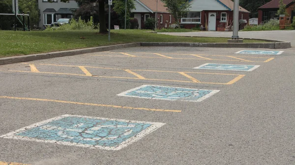 Vier Markierte Leere Behindertenparkplätze Auf Parkplatz Mit Rückwärtiger Straße Blau — Stockfoto