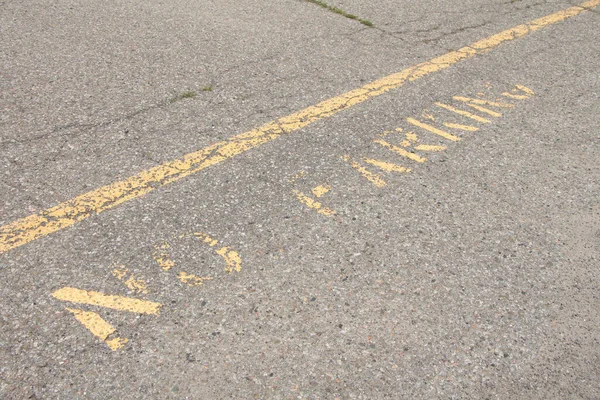 Keine Parkbeschriftung Text Gelb Unter Der Linie Auf Dem Bürgersteig — Stockfoto