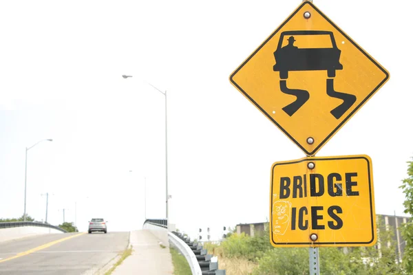 Знак Мосту Ілюстрацією Автомобіля Ковзає Зверху Спекотний Літній День Яскравим — стокове фото